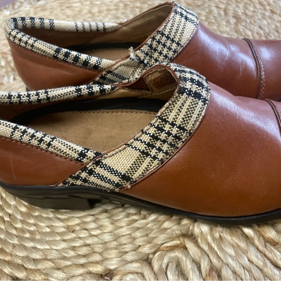 Ariat booties sz 7 like new - Picture 2 of 4